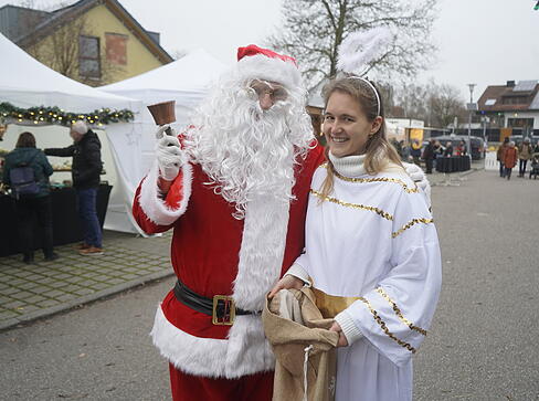 Hoher Besuch in Bretzfeld auf dem Weihnachtsmarkt: Der Nikolaus hat einen Weihnachtsengel dabei. Hoher Besuch in Bretzfeld auf dem Weihnachtsmarkt: Der Nikolaus hat einen Weihnachtsengel dabei.