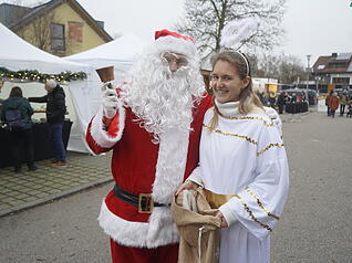 Hoher Besuch in Bretzfeld auf dem Weihnachtsmarkt: Der Nikolaus hat einen Weihnachtsengel dabei. Hoher Besuch in Bretzfeld auf dem Weihnachtsmarkt: Der Nikolaus hat einen Weihnachtsengel dabei.