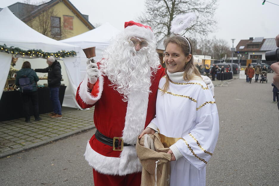 Hoher Besuch in Bretzfeld auf dem Weihnachtsmarkt: Der Nikolaus hat einen Weihnachtsengel dabei. Hoher Besuch in Bretzfeld auf dem Weihnachtsmarkt: Der Nikolaus hat einen Weihnachtsengel dabei.