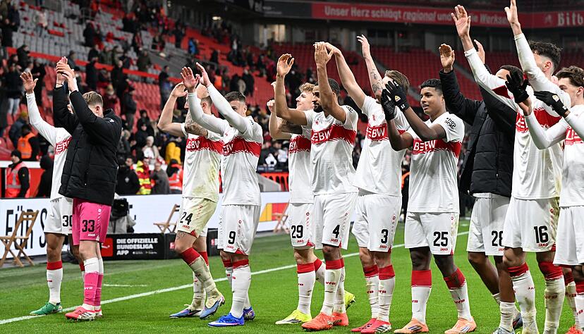 Das war richtig stark: Die Stuttgarter Spieler bedanken sich nach dem 4:1-Sieg im Leverkusener Topspiel bei den Fans.