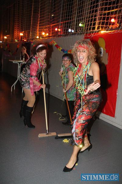 Waldenburg, Mehrzweckhalle beim Franz-Gehweiler-Haus, Waldenburger Fasching 2012 - www.wabu-fasching.de - Fasching Waldenburg Kehraus ... die einen wollen mit dem Feiern nicht aufhören, die anderen machen schon sauber Waldenburg, Mehrzweckhalle beim Franz-Gehweiler-Haus, Waldenburger Fasching 2012 - www.wabu-fasching.de - Fasching Waldenburg Kehraus ... die einen wollen mit dem Feiern nicht aufhören, die anderen machen schon sauber