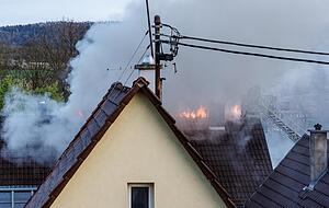 Bei dem Feuer entstand ein Sachschaden von rund 100.000 Euro. Bei dem Feuer entstand ein Sachschaden von rund 100.000 Euro.