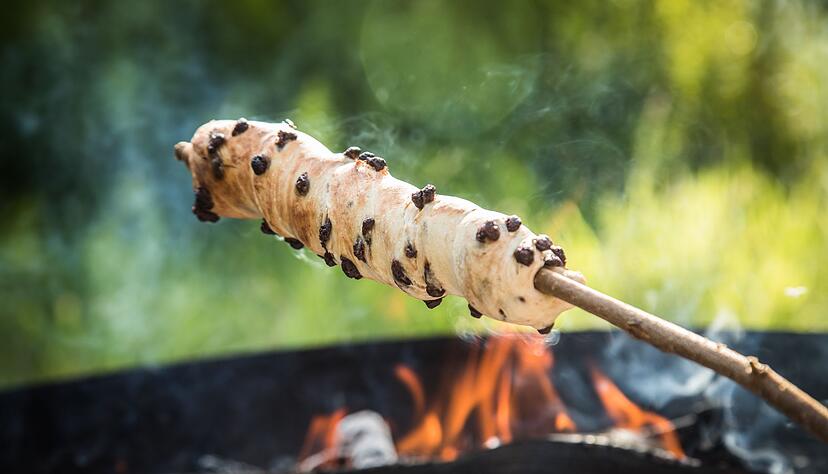 Schokoladendrops im Teig geben dem Stockbrot einen süßen Dreh.