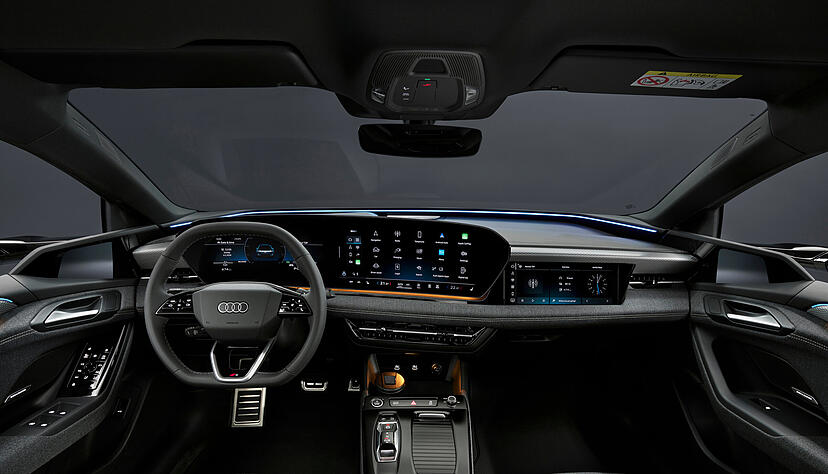 Innen verbaut Audi ein&nbsp;vollst&auml;ndig digitales Cockpit (11,9 Zoll), das flie&szlig;end in ein 14,5 Zoll gro&szlig;es Curved Display, also einen gew&ouml;lbten Bildschirm &uuml;bergeht und stark dem Fahrer zugeneigt ist. Auf Wunsch l&auml;sst sich f&uuml;r den Beifahrerplatz ein eigenes 10,9-Zoll-Display ordern.