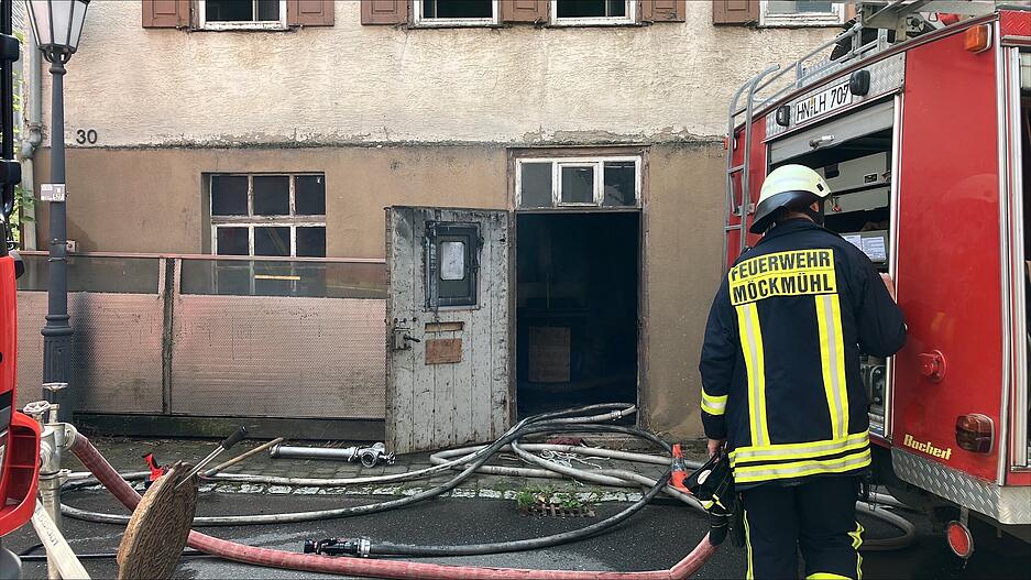 Die Feuerwehr versucht an den Brandherd vorzudringen.