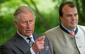 Prinz Charles (links) war im Mai 2013 zu Besuch bei Fürst Philipp zu Hohenlohe-Langenburg. Foto: dpa