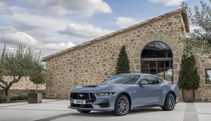 Der Klassiker kehrt zurück: Ford bringt den Mustang zur Feier seines 60. Geburtstags zurück nach Deutschland - mit einem komplett digitalisierten Cockpit und einem kraftvollen V8-Antrieb. Der Klassiker kehrt zurück: Ford bringt den Mustang zur Feier seines 60. Geburtstags zurück nach Deutschland - mit einem komplett digitalisierten Cockpit und einem kraftvollen V8-Antrieb.