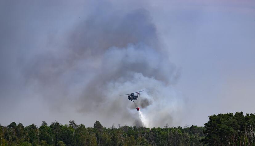 Ein L&ouml;schhubschrauber ist beim Waldbrand in der Gohrischheide im Einsatz.