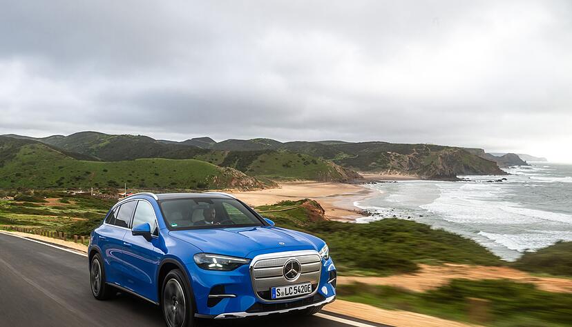 Auf den Wellen reiten? Könnte man auch, aber wer mit dem Mercedes GLC reiten will, kommt bis zu 715 Kilometer weit. Auf den Wellen reiten? Könnte man auch, aber wer mit dem Mercedes GLC reiten will, kommt bis zu 715 Kilometer weit.