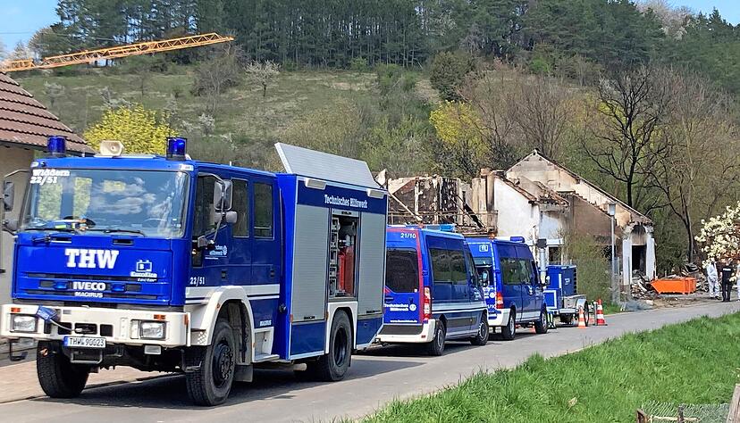 Einheiten des Technischen Hilfswerks bei der Brandruine in Boxberg-Bobstadt. Spezialisten der Polizei sichern Spuren.
Fotos: Jürgen Kümmerle