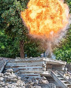 Mit Staubexplosionen simuliert das THW ausgebrochenes Feuer. Mit Staubexplosionen simuliert das THW ausgebrochenes Feuer.