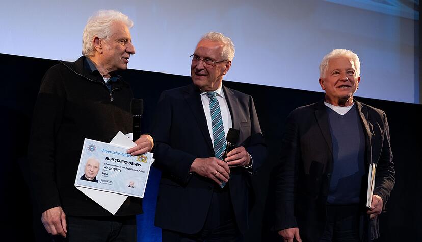 Bayerns Innenminister Joachim Herrmann &uuml;berreichte den Ehrenkommissaren ihre Ruhestandsurkunde.