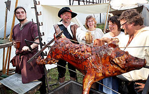 Ob es so z&uuml;nftig-deftig wie hier beim Schlossfest 2013 auch schon zu Zeiten des Ritterordens im Kirchhausener Deutschordensschloss zuging? &Uuml;ber die fr&uuml;hen Zeiten gibt es wenige Quellen. Vor allem die Amtm&auml;nner lebten in den R&auml;umen.
Foto: Archiv/Seidel
