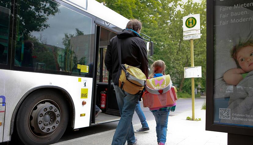 Aus Gründen der Sicherheit: Wie andere Fahrzeuge an haltenden Schul- und Linienbussen vorbeifahren dürfen, ist genau geregelt. Aus Gründen der Sicherheit: Wie andere Fahrzeuge an haltenden Schul- und Linienbussen vorbeifahren dürfen, ist genau geregelt.