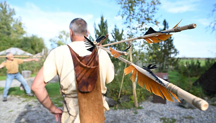 Pfeile und Speere müssen aus Naturmaterialien wie Holz, Knochen, Stein oder Geweih gefertigt sein.