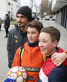 Mats Hummels nahm sich viel Zeit für seine Fans.  
Fotos: Bertok