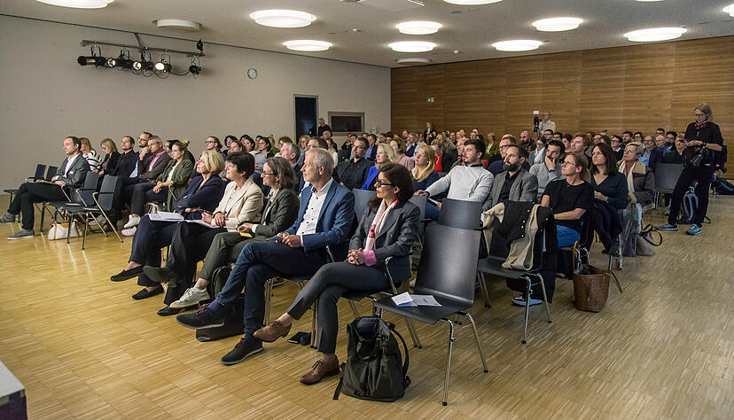 Großes Interesse: Stadt Heilbronn, Dieter-Schwarz-Stiftung und Geschäftsführende Schulleiter haben Details der "Digitalen Bildungsoffensive" vorgestellt. Großes Interesse: Stadt Heilbronn, Dieter-Schwarz-Stiftung und Geschäftsführende Schulleiter haben Details der "Digitalen Bildungsoffensive" vorgestellt.
