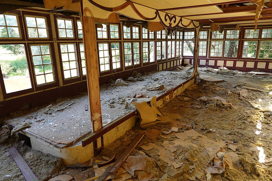 Les Tuileries in Pont sur l'Ognon: Das Restaurant Jules Verne war Ende der 80er Jahre bereits in Betrieb und das Highlight der Anlage
