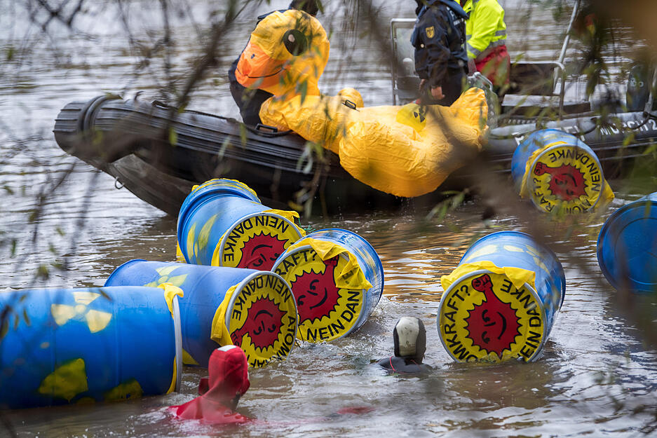 Vierter Castor-Transport auf dem Neckar Vierter Castor-Transport auf dem Neckar