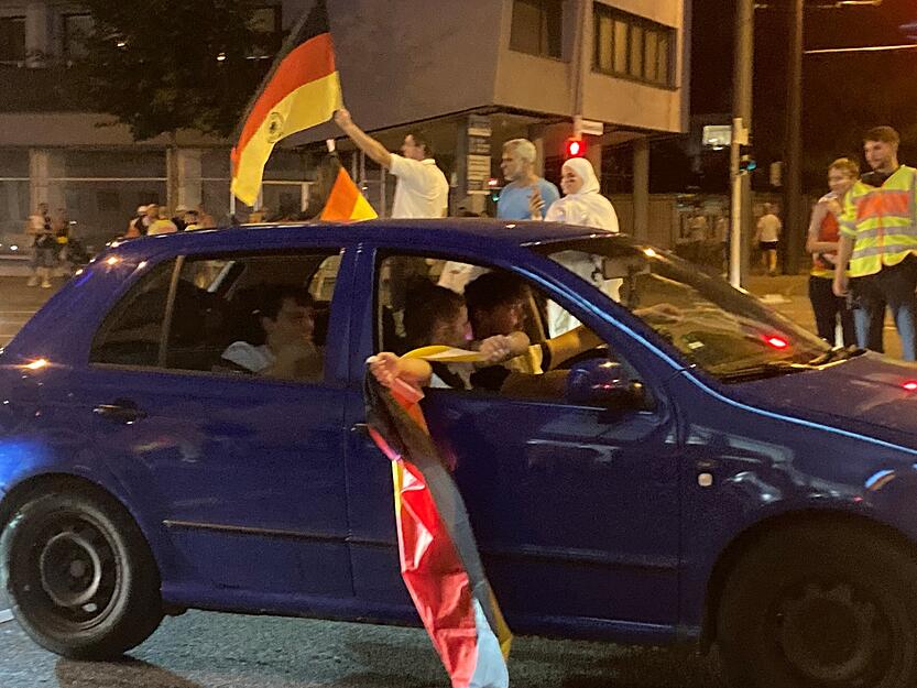 Hunderte Menschen und Autos waren auf den Straßen in Heilbronn.