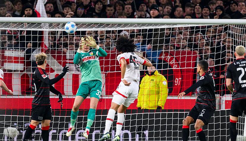 Stuttgarts Torwart Alexander Nübel sieht beim 0:1 nicht gut aus.