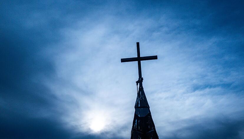 Menschen, die etwa von katholischen Priestern sexuell missbraucht wurden, k&ouml;nnen bei der Kirche Zahlungen beantragen. (Symbolbild)