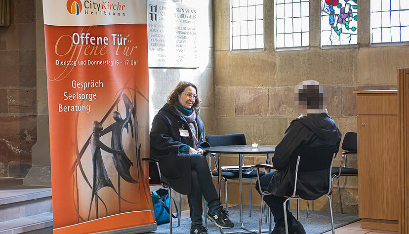 Seelsorgerisches Gespr&auml;chsformat der Citykirche Heilbronn: Alexandra Winter (links) ist f&uuml;r die Heilbronner Citykirchen-Arbeit zust&auml;ndig und leitet auch die &bdquo;Offene T&uuml;r&ldquo;.