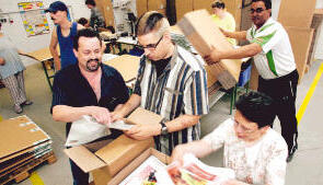 Auf ihre Arbeit ist die Besch&uuml;tzende Werkst&auml;tte ziemlich stolz: Standortleiter Henning Kollenda mit Sven Visser und Martina Fuchs (von links).Foto: Guido Sawatzki