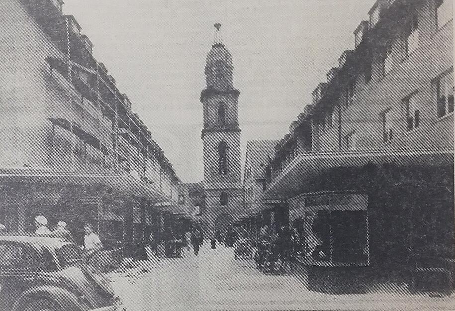 Am 31. Juli 1954 ist es soweit: Die Gustav-Binder-Stra&szlig;e, auch Hafenmarkpassage genannt, wird eingeweiht. Auf der Reproduktion des Zeitungsfotos sind die Ladenzeilen, dar&uuml;ber die zur&uuml;ckgesetzten Wohnungen und in der Bildmitte der Hafenmarktturm zu erkennen.