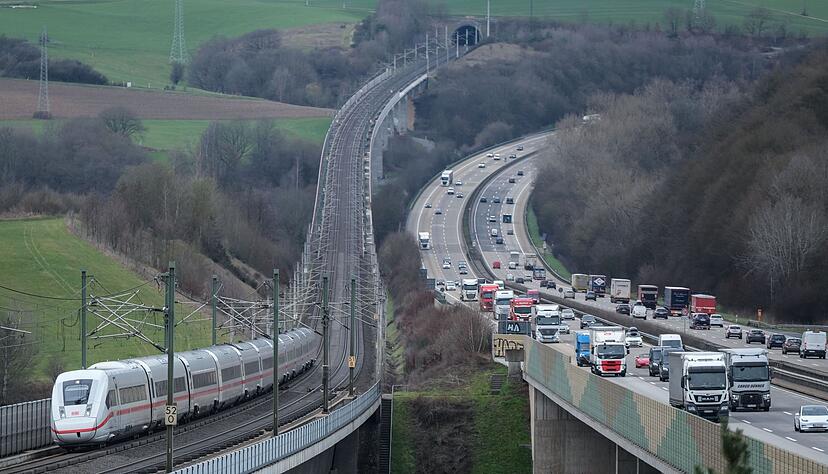 Ein ICE der Deutschen Bahn f&auml;hrt auf der Hochgeschwindigkeitsstrecke zwischen Frankfurt und K&ouml;ln neben der Autobahn. (Foto Archiv).
