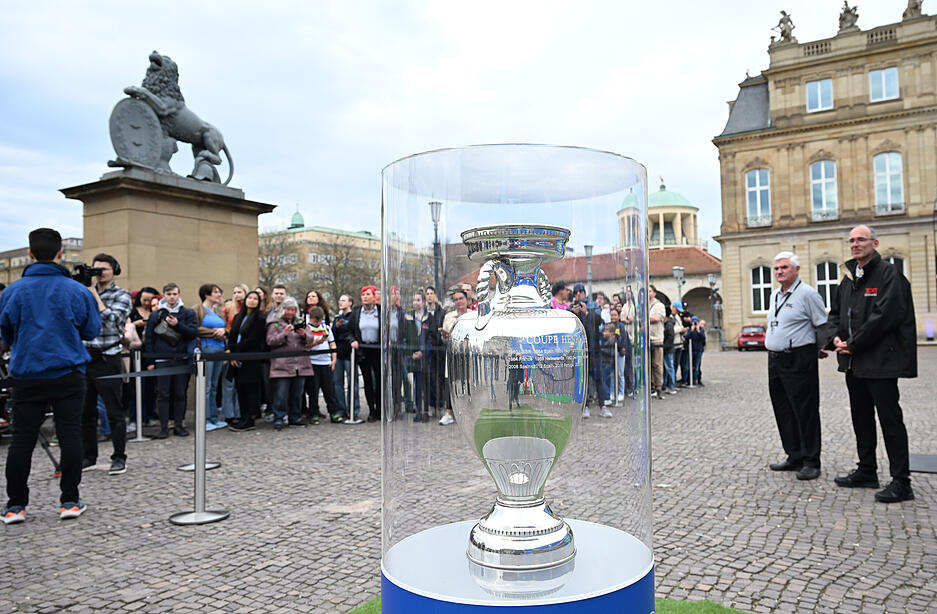 In Stuttgart konnten sich Fans mit dem EM-Pokal fotografieren.