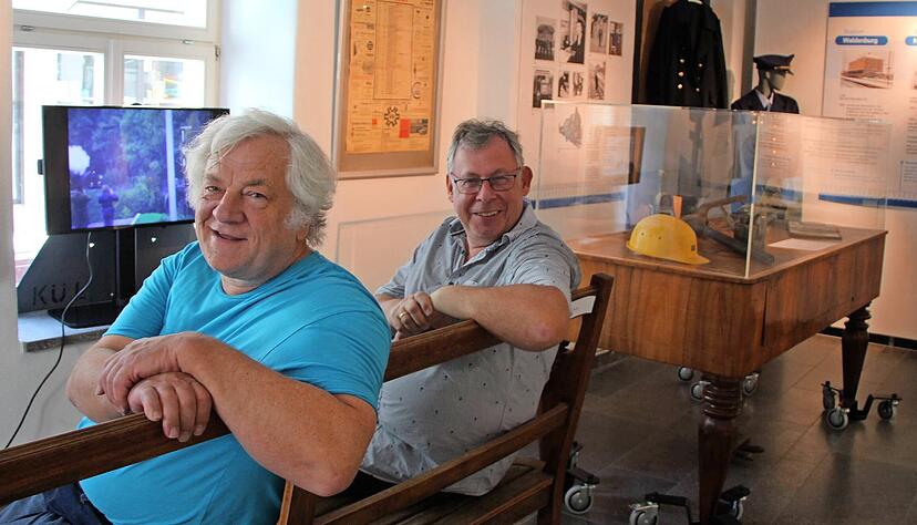 Stadthistoriker Stefan Kraut (links) und Jürgen Mogler von der Interessengemeinschaft Kochertalbahn auf einer Wartebank aus dem ehemaligen Bahnhof Ingelfingen. Stadthistoriker Stefan Kraut (links) und Jürgen Mogler von der Interessengemeinschaft Kochertalbahn auf einer Wartebank aus dem ehemaligen Bahnhof Ingelfingen.