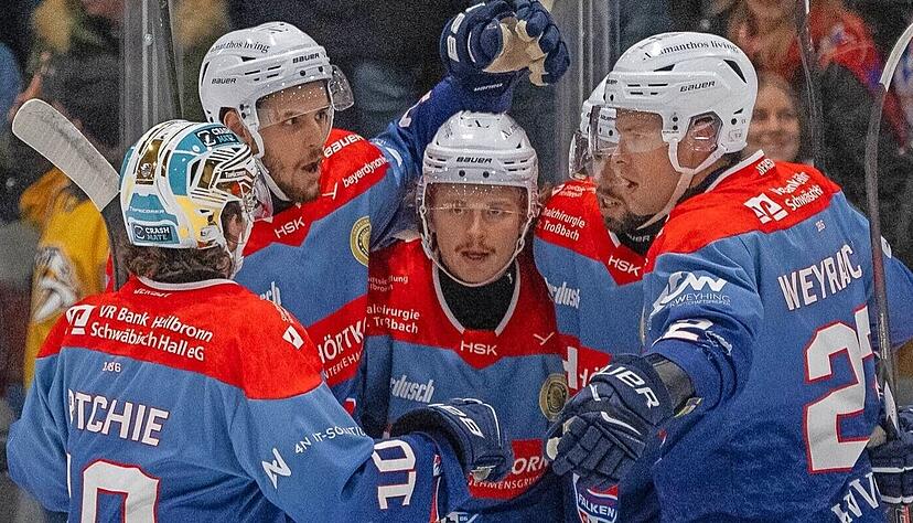 Schon früh durften die Heilbronner Falken Tore gegen die Tigers Bayreuth bejubeln. Hier feiern sie Calder Anderson (Mitte) nach seinem Überzahl-Treffer zum 1:0.
Foto: Christiana Kunz