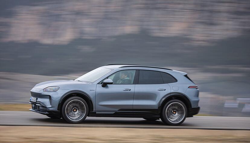 Mal so richtig Gas geben: Wer im dynamischsten Cayenne sitzt, kann sich bestenfalls in 2,5 Sekunden aus dem Stillstand auf Tempo 100 katapultieren.