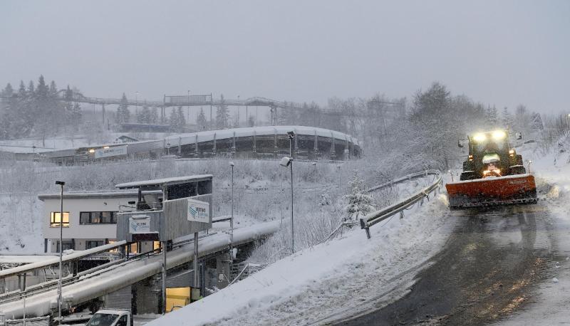 Ein Räumfahrzeug streut die Fahrwege an der Bobbahn.