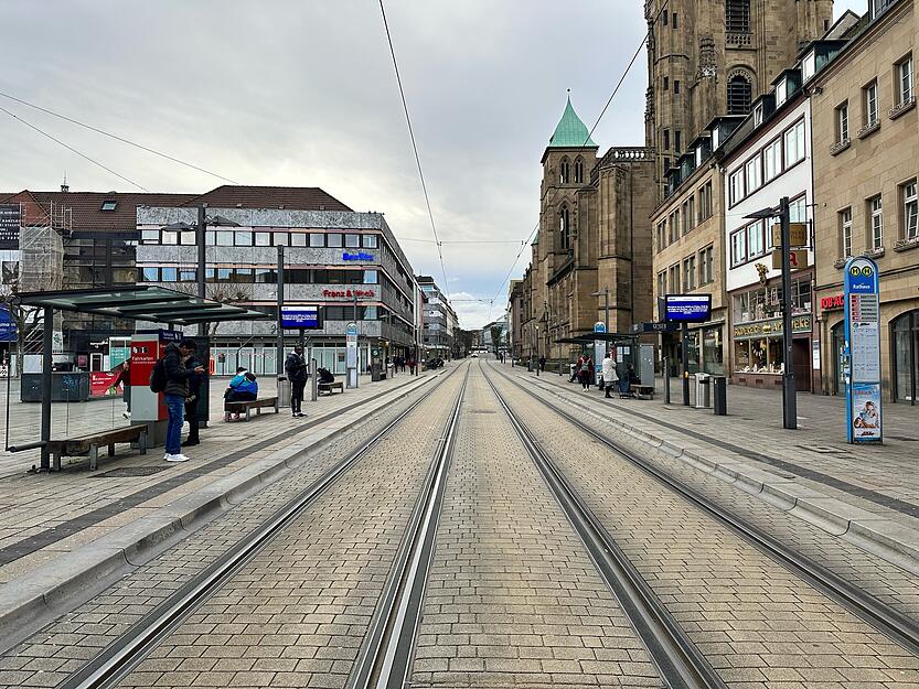An den Haltestellen in Heilbronn  warten nur wenige Menschen.