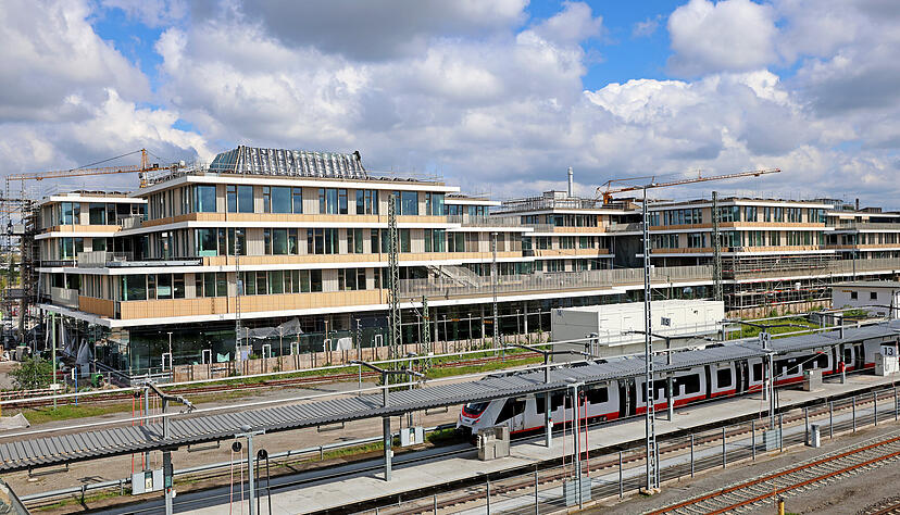 Noch beherrschen Handwerker das Bild, nach den Sommerferien übernehmen Kinder und Jugendliche sowie ihre Lehrer die Josef-Schwarz-Schule in Heilbronn. Noch beherrschen Handwerker das Bild, nach den Sommerferien übernehmen Kinder und Jugendliche sowie ihre Lehrer die Josef-Schwarz-Schule in Heilbronn.