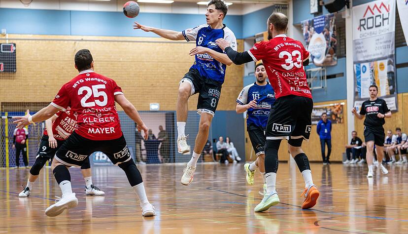 Alen Hadzimuhamedovic (Mitte) hat in der Regionalliga begeisternde Spiele abgeliefert. Jetzt soll der 18-Jährige dabei helfen, die SG BBM Bietigheim in der 1. Bundesliga zu halten. Alen Hadzimuhamedovic (Mitte) hat in der Regionalliga begeisternde Spiele abgeliefert. Jetzt soll der 18-Jährige dabei helfen, die SG BBM Bietigheim in der 1. Bundesliga zu halten.