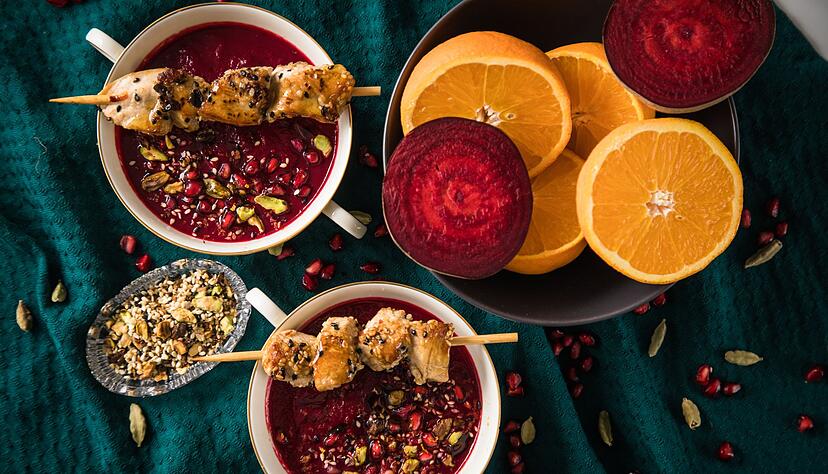 Die Rote-Bete-Suppe mit H&auml;hnchen-Sesam-Spie&szlig;en wird erst durch die Orangen richtig rund.