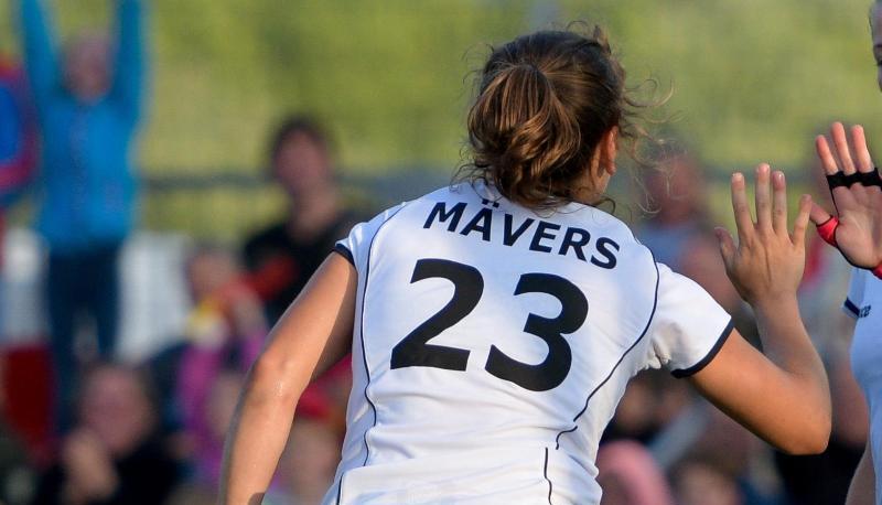 Marie Mävers (l) klatscht nach einem Treffer gegen Südkorea mit einer Teamkameradin ab. Foto: Axel Heimken Marie Mävers (l) klatscht nach einem Treffer gegen Südkorea mit einer Teamkameradin ab. Foto: Axel Heimken