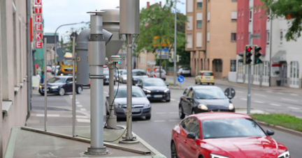 Hier werden die Luftschadstoffe an der Weinsberger Straße erfasst. Bislang liegen die Werte beim Stickoxid im Jahresdurchschnitt bei 55 Mikrogramm pro Kubikmeter und damit über dem Grenzwert von 40 Mikrogramm. Foto: Andreas Veigel