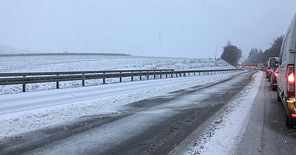 Es staut sich auf dem Zubringer zwischen der A81-Anschlussstelle Untergruppenbach und Heilbronn. Foto: Hettich Es staut sich auf dem Zubringer zwischen der A81-Anschlussstelle Untergruppenbach und Heilbronn. Foto: Hettich