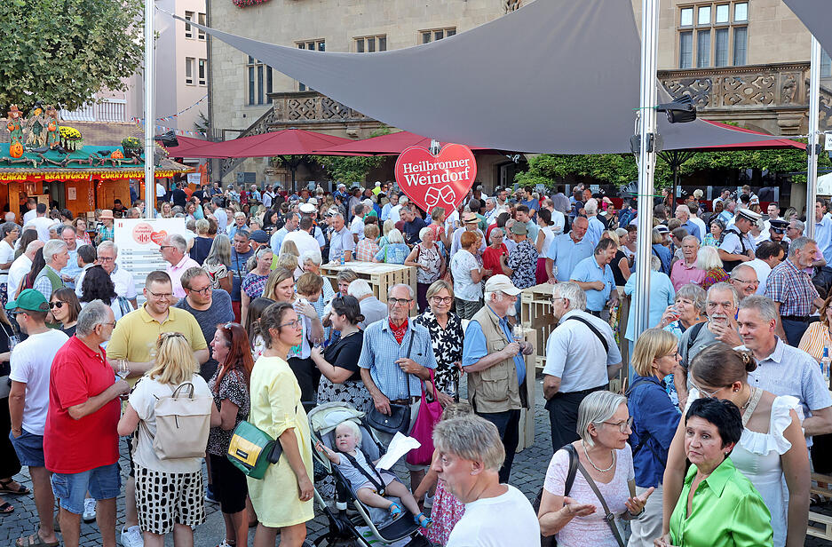 Bei einem tollen Spätsommer-Abend freuen sich tausende Besucher über die Eröffnung des Heilbronner Weindorfes.