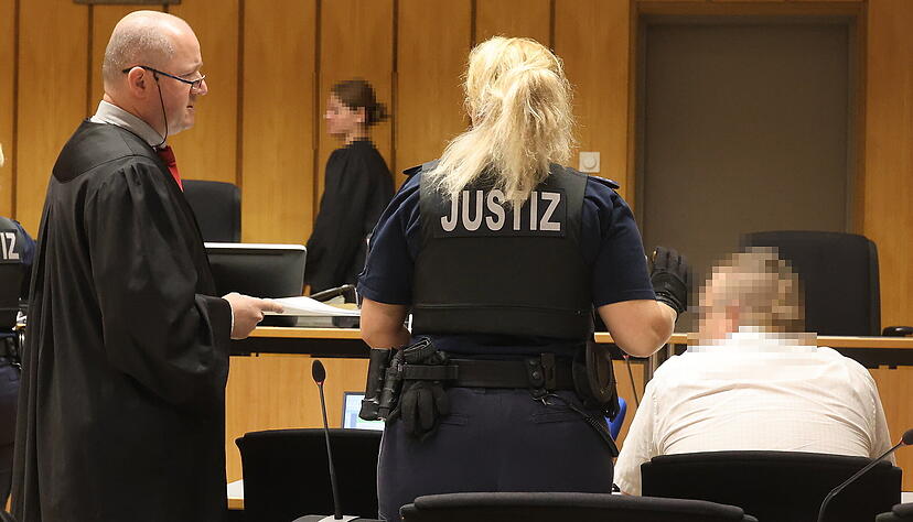 Weil er die Tochter seiner Partnerin missbraucht haben soll, steht ein 45-J&auml;hriger vor Gericht. Im Gef&auml;ngnis wurde er mit dem Tod bedroht.