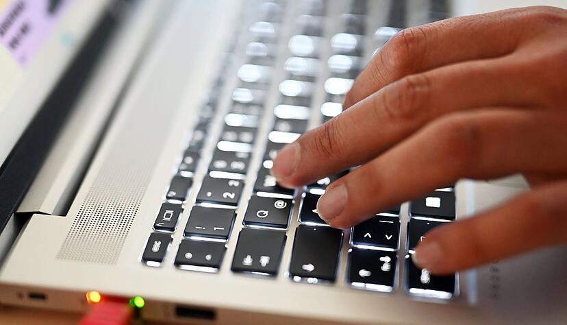 Werbeanzeigen versprachen Senioren hohe Anlagerenditen. (Symbolbild)