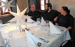 Küchenchef Jonas Lohrer (von links) mit seinem Team Pascal Mogler und Ilkay Aygün werden aus zwei Küchen Hochzeits- und auch Tagesgäste verwöhnen.