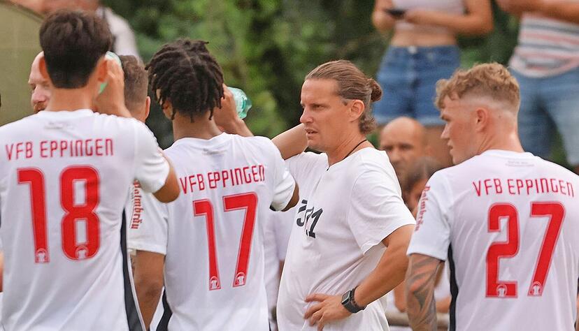In dieser Saison gab es für David Pfeiffer (Zweiter von rechts) und Eppingen gegen die Teams, die vor dem VfB in der Verbandsliga platziert sind, keine Punkte. Das soll sich in der neuen Saison ändern.
Foto: Marc Schmerbeck In dieser Saison gab es für David Pfeiffer (Zweiter von rechts) und Eppingen gegen die Teams, die vor dem VfB in der Verbandsliga platziert sind, keine Punkte. Das soll sich in der neuen Saison ändern.
Foto: Marc Schmerbeck