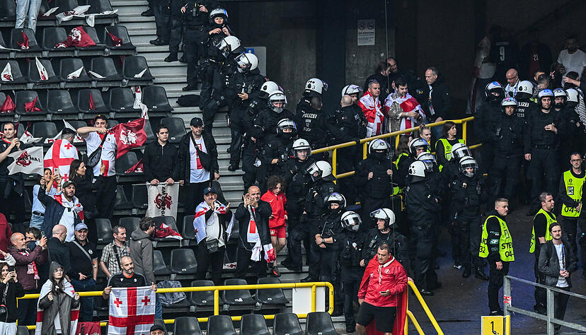 Vor dem Spiel Türkei gegen Georgien gab es Ausschreitungen im Dortmunder Stadion bei der EM 2024. Vor dem Spiel Türkei gegen Georgien gab es Ausschreitungen im Dortmunder Stadion bei der EM 2024.