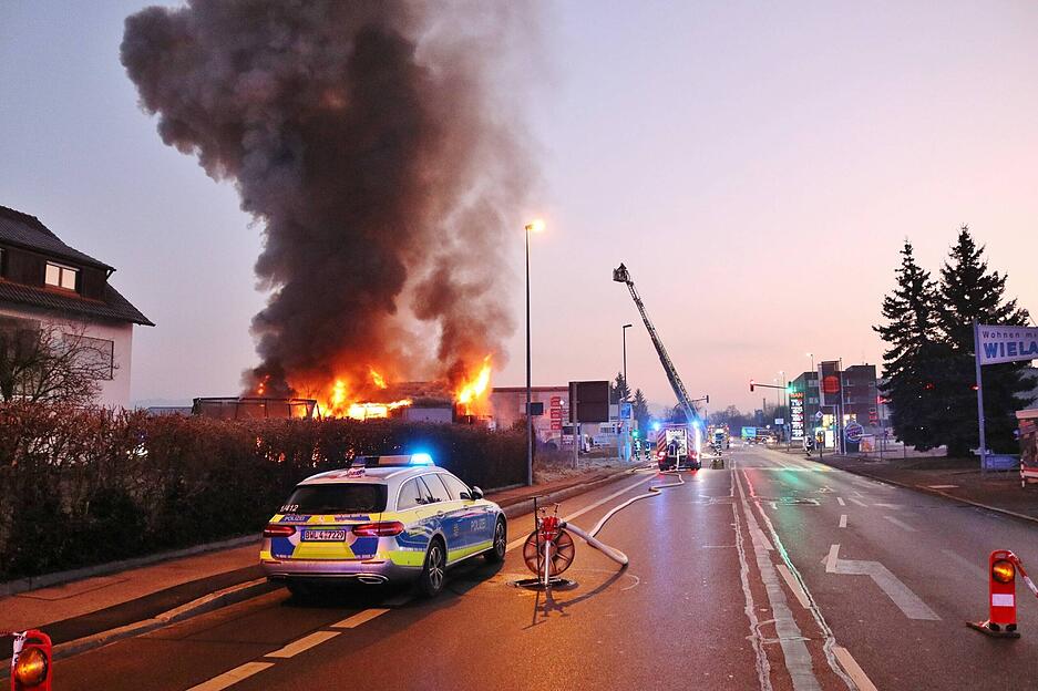 Offenbar Explosion in Schorndorf. Die Gmünder Straße ist gesperrt. Offenbar Explosion in Schorndorf. Die Gmünder Straße ist gesperrt.