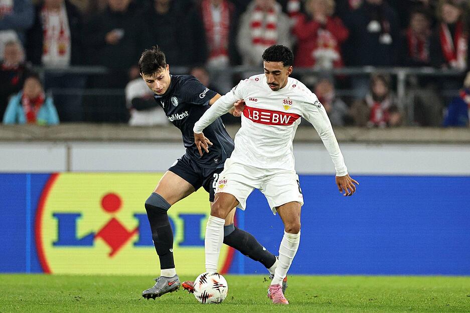 Tiago Tomas: Vor allem auf dem rechten Flügel unterwegs. Aber in der Offensive des VfB Stuttgart wurde viel rochiert. Note: 5 Tiago Tomas: Vor allem auf dem rechten Flügel unterwegs. Aber in der Offensive des VfB Stuttgart wurde viel rochiert. Note: 5